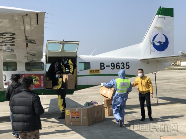nEO_IMG_荊門通航在浙江萬(wàn)豐機(jī)場(chǎng)裝載醫(yī)療物資