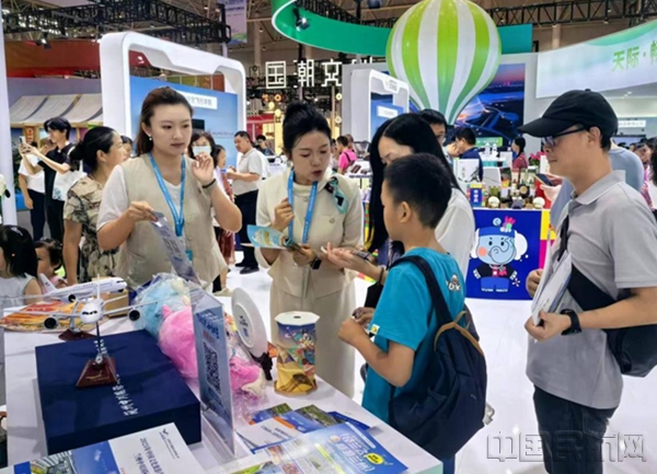 甘肅民航“航文旅”產(chǎn)品吸引眾多觀眾興趣和圍觀咨詢1