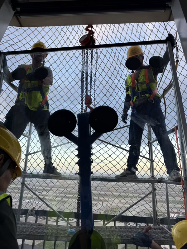 玻璃更換作業-華東空管局供圖
