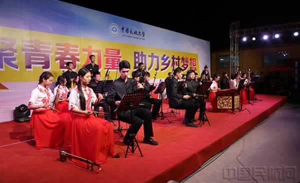 近日,中航大藝術團赴伍麻莊村慰問演出,中國民航大學學生演奏民樂。張琪 拍攝 2_副本.jpg