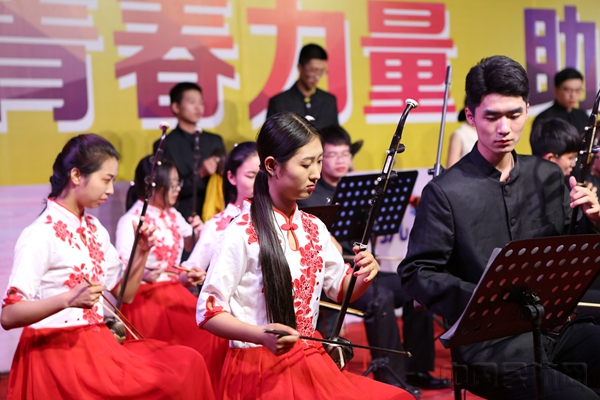 近日,中航大藝術團赴伍麻莊村慰問演出,中國民航大學學生演奏民樂。張琪 拍攝 3_副本.jpg