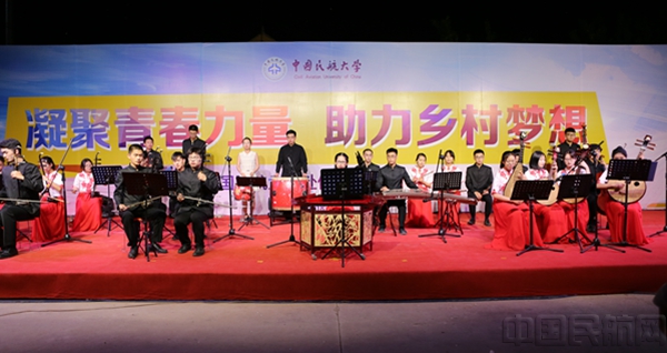 近日,中航大藝術團赴伍麻莊村慰問演出,中國民航大學學生演奏民樂。張琪 拍攝_副本.jpg