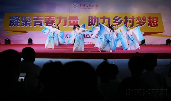 近日,中航大藝術團赴伍麻莊村慰問演出,中國民航大學學生載歌載舞。 周晨 拍攝_副本.jpg