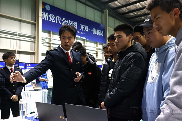 NEO國創賽全國金獎項目《“翼飛寶”--虛實雙域飛行數據平臺國產化破冰者》學生負責人向受眾介紹項目和產品 姚雪倩拍攝_副本_副本