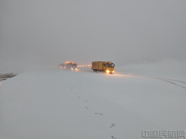 武當(dāng)山機(jī)場(chǎng)迎來(lái)強(qiáng)降雪。