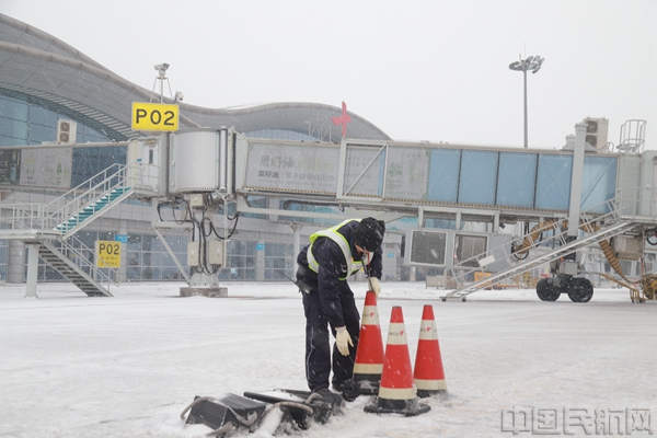 圖為機(jī)場(chǎng)地勤人員在確認(rèn)設(shè)備正常。