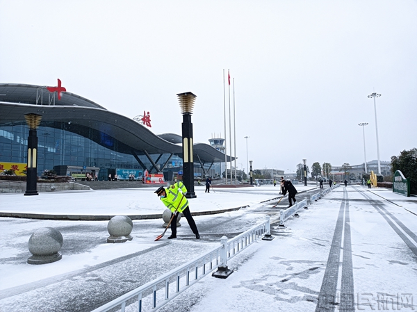 圖為航站樓前清理積雪