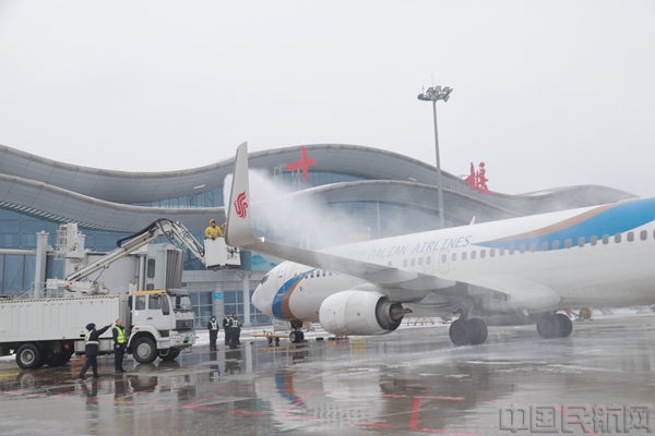 圖為航空器除冰。