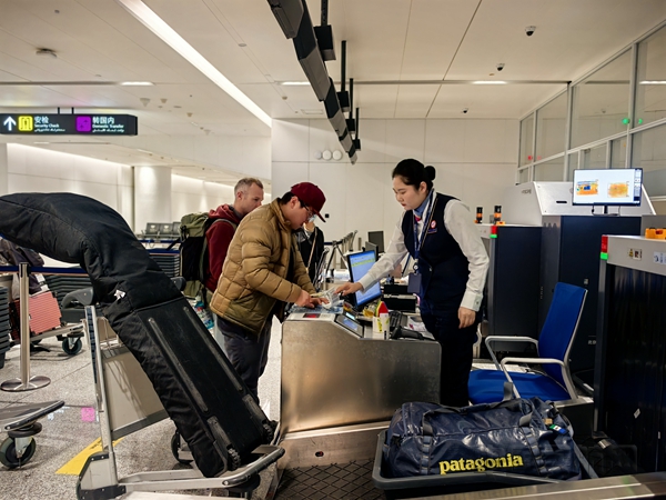 NEO圖2南航工作人員為旅客托運雪具。