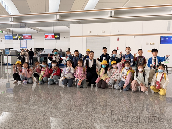 NEO圖1:南航工作人員保障兒童研學團出行